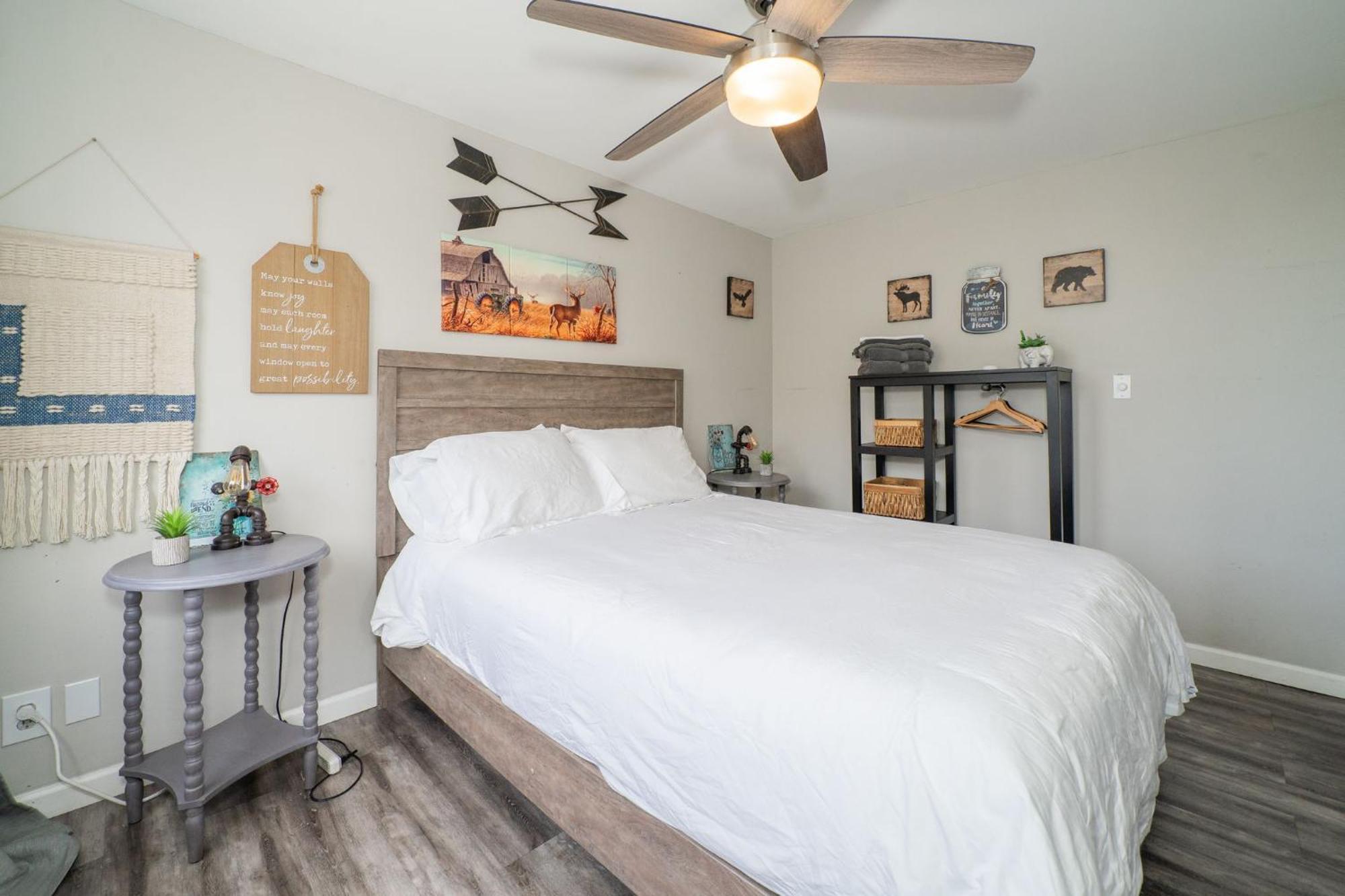 Welcoming Barn, 2 Bedroom & 1 Bath & Parking *